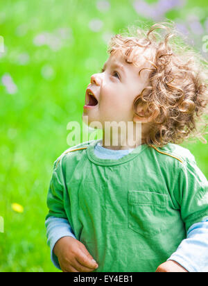 Le portrait d'un 1 et demi ans baby boy profiter du plein air. Banque D'Images