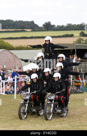 Royal Corps of Signals casque blanc l'équipe de démonstration de la moto 750 cc Triumph TR7V Tiger Motorcycles Banque D'Images