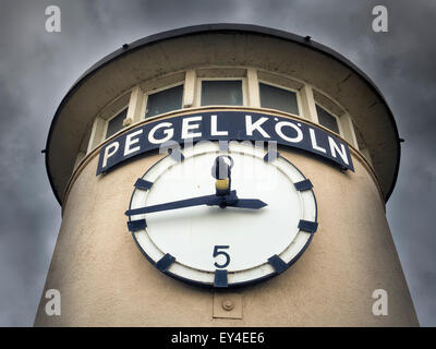 Image de la Cologne Pegel en hiver sur un jour nuageux Banque D'Images