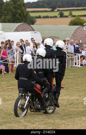 Royal Corps of Signals casque blanc l'équipe de démonstration de la moto 750 cc Triumph TR7V Tiger Motorcycles Banque D'Images