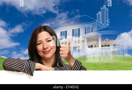 Thumbs Up Hispanic Woman with Ghosted Chambre Dessin, Photo partielle et Rolling Green Hills derrière. Banque D'Images