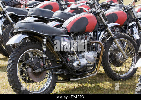 750 cc Triumph TR7V Tiger motos dans une rangée de maisons du Royal Corps of Signals moto casques blancs de l'équipe d'affichage Banque D'Images