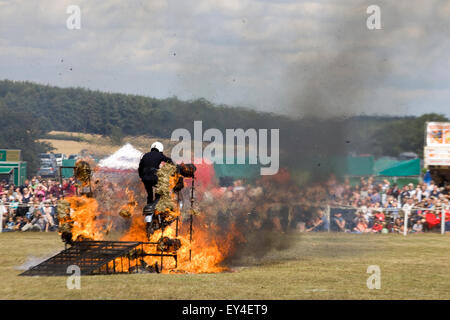 Royal Corps of Signals casque blanc l'équipe de démonstration de la moto 750 cc Triumph TR7V Tiger Motorcycles sautant au travers du feu Banque D'Images