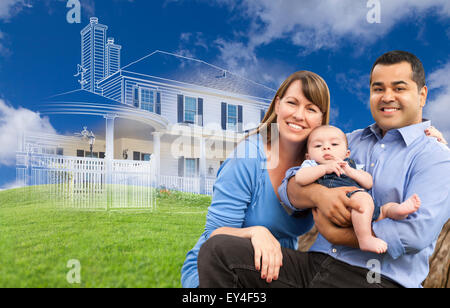 Mixed Race Family avec Ghosted Chambre Dessin, Photo partielle et Rolling Green Hills derrière. Banque D'Images