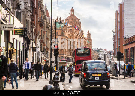 Londres, Royaume-Uni, le 8 octobre 2014 : vue sur la rue de Londres le long occupé Brompton Road à Londres avec Harrods et iconique doub Banque D'Images