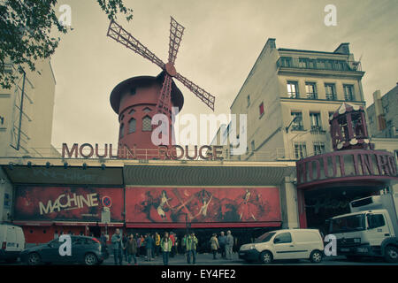 Paris, France - le 9 octobre 2014 : Street view avec des voitures et des gens dans à l'historique Moulin Rouge Paris France avec filtre vintage Banque D'Images