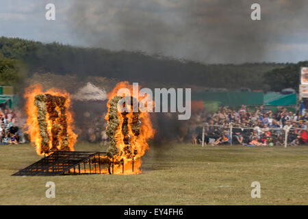 Royal Corps of Signals casque blanc l'équipe de démonstration de la moto 750 cc Triumph TR7V Tiger Motorcycles sautant au travers du feu Banque D'Images