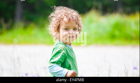 Le portrait d'un 1 et demi ans baby boy profiter du plein air. Banque D'Images