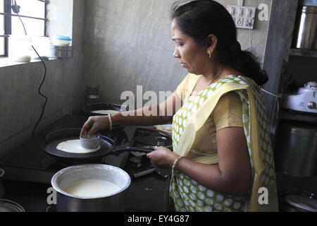 Mumbai, Inde. Feb 20, 2014. 20 mars 2014, Ahmedabad, Inde :.Promodini dans la cuisine. Elle utilise l'eau douce dans sa propre usine de traitement de l'eau. Promodini Jhamble exécute l'eau filtrée shop fournis par Eureka Forbes pour fournir l'eau potable filtrée à la population rurale au village Viratnagar près de Shanghai.Les marchés économiquement pauvres dans les bidonvilles urbains et villages ruraux de l'Inde sont de plus en plus important pour les grandes entreprises multinationales en visant la demande en eau douce.Quelque 96 millions de personnes en Inde n'ont pas accès à l'eau potable et plus de 186 000 enfant Banque D'Images