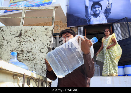 Mumbai, Inde. Feb 20, 2014. 20 mars 2014, Ahmedabad, Inde :.Promodini Ajay, le jeune fils, l'aider à exécuter le Promodini Jhamble.boutique de l'eau s'exécute l'eau filtrée shop fournis par Eureka Forbes pour fournir l'eau potable filtrée à la population rurale au village Viratnagar près de Shanghai.Les marchés économiquement pauvres dans les bidonvilles urbains et villages ruraux de l'Inde sont de plus en plus important pour les grandes entreprises multinationales en visant la demande en eau douce.Quelque 96 millions de personnes en Inde n'ont pas accès à l'eau potable et plus de 186 000 enfants de moins de cinq ans di Banque D'Images