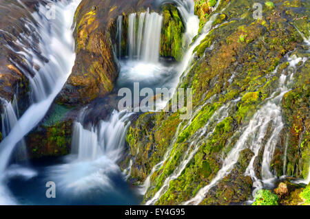 Détail de la vallée Gjain avec de nombreuses petites chutes d'eau en Islande Banque D'Images