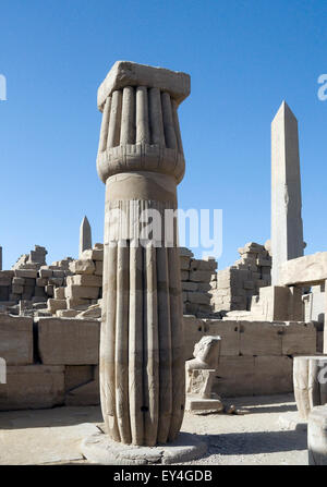 Karnak, Louxor, Egypte. Temple de Karnak sacré pour dieu Amon : une colonne d'un papyrus fermé Banque D'Images