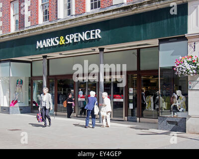 Marks and Spencer grand magasin à Winchester, Hampshire avec les femmes les clients entrant et sortant Banque D'Images