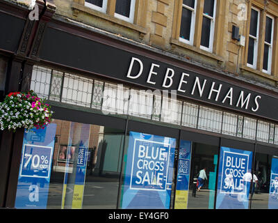 Magasin Debenhams shop front dans la High Street, Winchester une publicité vente croix bleue avec jusqu'à 70 % de rabais. Banque D'Images