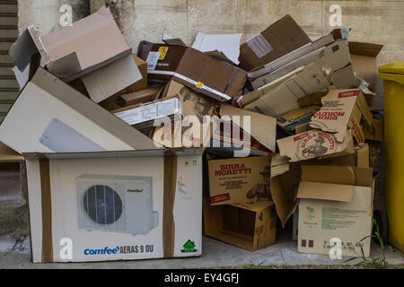 Pile de documents abandonnés près de la corbeille à papier de recyclage. L'Italie, 2015. Banque D'Images