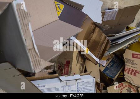 Pile de documents abandonnés près de la corbeille à papier de recyclage. L'Italie, 2015. Banque D'Images