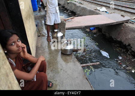 Mumbai, New Delhi, Inde. 10 fév, 2010. 19 déc. 2008 : Mumbai - INDE :.les habitants des bidonvilles à la collecte de l'eau à Govandi, Mumbai. Ils reçoivent de l'eau pour seulement 20 minutes. Les deux jours à partir de la pre.Les marchés économiquement pauvres dans les bas quartiers et villages ruraux de l'Inde sont de plus en plus important pour les grandes entreprises multinationales en visant la demande en eau douce.Quelque 96 millions de personnes en Inde n'ont pas accès à l'eau potable et plus de 186 000 enfants de moins de cinq ans meurent de diarrhée causée par l'eau insalubre et le manque d'assainissement chaque année dans le pays, selon Banque D'Images