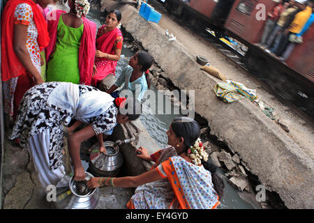 Mumbai, New Delhi, Inde. 10 fév, 2010. 19 déc. 2008 : Mumbai - INDE :.les habitants des bidonvilles à la collecte de l'eau à Govandi, Mumbai. Ils reçoivent de l'eau pour seulement 20 minutes. Les deux jours à partir de la pre.Les marchés économiquement pauvres dans les bas quartiers et villages ruraux de l'Inde sont de plus en plus important pour les grandes entreprises multinationales en visant la demande en eau douce.Quelque 96 millions de personnes en Inde n'ont pas accès à l'eau potable et plus de 186 000 enfants de moins de cinq ans meurent de diarrhée causée par l'eau insalubre et le manque d'assainissement chaque année dans le pays, selon Banque D'Images