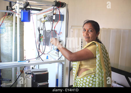 Mumbai, Inde. Feb 20, 2014. 20 mars 2014, Ahmedabad, Inde : Promodini Jhamble.exécute l'eau filtrée shop fournis par Eureka Forbes pour fournir l'eau potable filtrée à la population rurale au village Viratnagar près de Shanghai.Les marchés économiquement pauvres dans les bidonvilles urbains et villages ruraux de l'Inde sont de plus en plus important pour les grandes entreprises multinationales en visant la demande en eau douce.Quelque 96 millions de personnes en Inde n'ont pas accès à l'eau potable et plus de 186 000 enfants de moins de cinq ans meurent de diarrhée causée par l'eau insalubre et le manque d'assainissement Banque D'Images