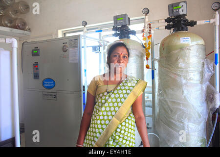 Mumbai, Inde. Feb 20, 2014. 20 mars 2014, Ahmedabad, Inde : Promodini Jhamble.exécute l'eau filtrée shop fournis par Eureka Forbes pour fournir l'eau potable filtrée à la population rurale au village Viratnagar près de Shanghai.Les marchés économiquement pauvres dans les bidonvilles urbains et villages ruraux de l'Inde sont de plus en plus important pour les grandes entreprises multinationales en visant la demande en eau douce.Quelque 96 millions de personnes en Inde n'ont pas accès à l'eau potable et plus de 186 000 enfants de moins de cinq ans meurent de diarrhée causée par l'eau insalubre et le manque d'assainissement Banque D'Images