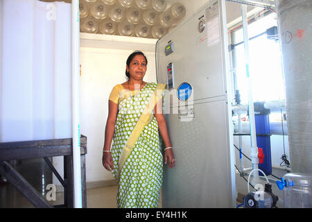 Mumbai, Inde. Feb 20, 2014. 20 mars 2014, Ahmedabad, Inde : Promodini Jhamble.exécute l'eau filtrée shop fournis par Eureka Forbes pour fournir l'eau potable filtrée à la population rurale au village Viratnagar près de Shanghai.Les marchés économiquement pauvres dans les bidonvilles urbains et villages ruraux de l'Inde sont de plus en plus important pour les grandes entreprises multinationales en visant la demande en eau douce.Quelque 96 millions de personnes en Inde n'ont pas accès à l'eau potable et plus de 186 000 enfants de moins de cinq ans meurent de diarrhée causée par l'eau insalubre et le manque d'assainissement Banque D'Images