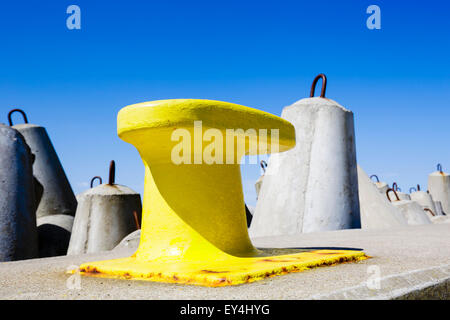 Borne d'amarrage peint en jaune Banque D'Images