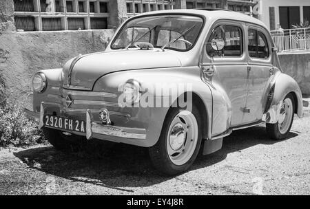 Ajaccio, France - le 6 juillet 2015 : Renault 4CV économie anciens peuplements voiture garée sur une route dans la ville française Banque D'Images