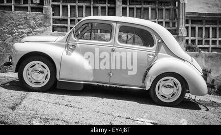 Ajaccio, France - le 6 juillet 2015 : Renault 4CV Blanc anciens peuplements voiture économie garé sur une route dans la ville française, side view Banque D'Images