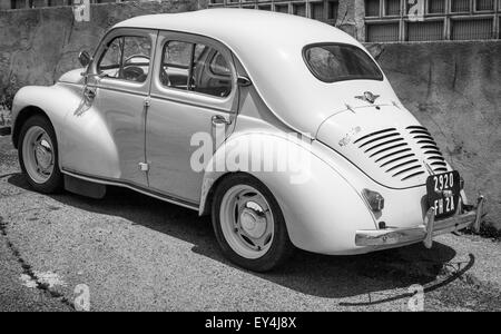 Ajaccio, France - le 6 juillet 2015 : Renault 4CV Blanc anciens peuplements voiture économie garé sur une route dans la ville française, vue arrière Banque D'Images