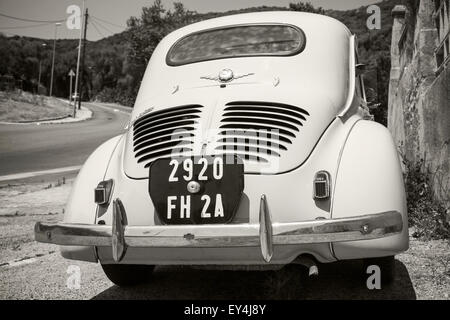 Ajaccio, France - le 6 juillet 2015 : Renault 4CV Blanc anciens peuplements voiture économie garé sur une route dans la ville française, close-up rea Banque D'Images