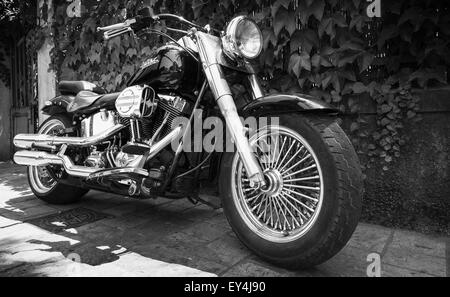 Ajaccio, France - le 6 juillet 2015 : Noir moto Harley Davidson avec détails chromés est stationné dans une ville Banque D'Images