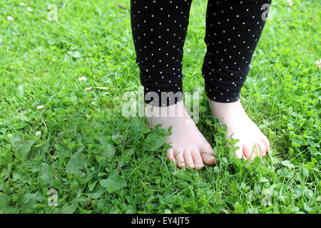 Girl standing in grass meadow, Cardiff, Royaume-Uni Banque D'Images