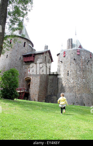 Jeune fille courir vers le château ou le Castell Coch, Cardiff, Pays de Galles, Royaume-Uni Banque D'Images