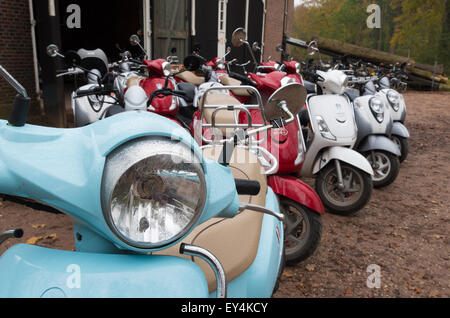 Delden, Pays-Bas - 15 NOVEMBRE 2014 : scooters italien prêt à être loué. Banque D'Images