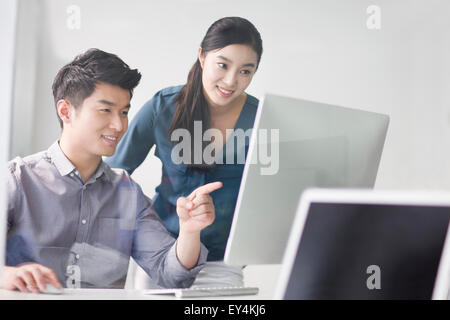 Jeune personne d'affaires talking in office Banque D'Images