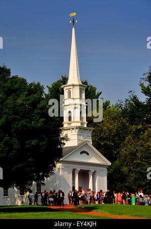 Sudbury, Massachusetts : les invités du mariage se rassemblent devant le style colonial Martha Mary Chapelle * Banque D'Images