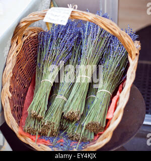 Vente de bouquets de lavande sèche dans un marché français en plein air. Coup horizontal avec selective focus Banque D'Images