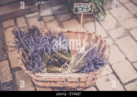 Vente de bouquets de lavande dans un marché français en plein air. Coup horizontal avec selective focus Banque D'Images