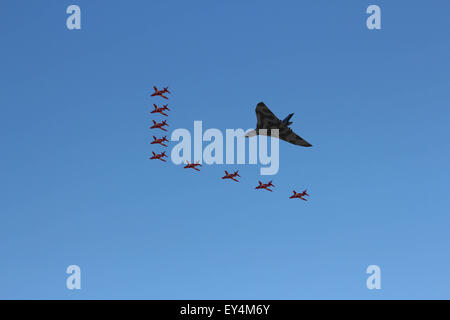 Des flèches rouges en escortant les bombardiers Avro Vulcan dernier vol à Fairford Banque D'Images