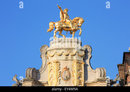 Statue en or de Charles Alexandre de Lorraine le haut de la Maison des Brasseurs sur la Grand Place à Bruxelles, Belgique Banque D'Images