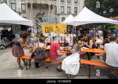 Les gourmets affluent au Jersey City Project : mange pour déguster une cuisine locale et artisanale de vendeurs le Samedi, Juillet 18, 2015. La foire locale dans la région de Jersey City, New Jersey invite les vendeurs de nourriture et l'alimentation des camions à vendre leur origine ethnique et chef-driven les aliments. (© Richard B. Levine) Banque D'Images