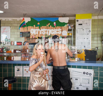 Amateurs de glace à acheter une concession à Rockaway Beach dans le quartier Queens de New York le dimanche, Juillet 19, 2015. La température a grimpé à 93 F avec Lundi devrait frapper 92 F fait les premiers et deuxième de plus de 90 jours de l'année. Si mardi hits 90 la ville aura sa première vague de chaleur de l'année. (© Richard B. Levine) Banque D'Images