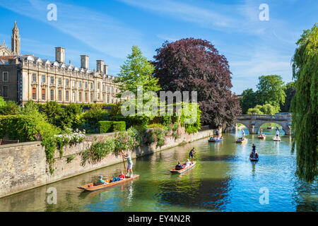 Barques, Clare College et la rivière Cam Cambridge Cambridgeshire England UK GB EU Europe Banque D'Images