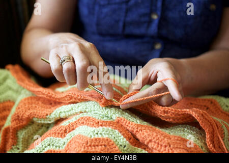 Close up photo d'une femme de race blanche à la maison crochet Banque D'Images