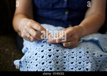 Close up photo d'une femme de race blanche à la maison crochet Banque D'Images