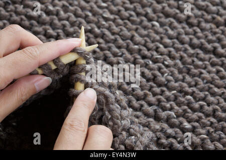 Close up image of woman's hands fils de laine à tricoter Banque D'Images