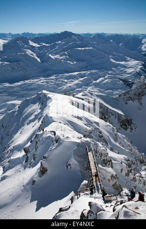 Les skieurs hors-piste en dessous de la route de Trittkopf Stuben ci-dessus du sommet du Valluga au dessus de St Anton Arlberg Autriche Banque D'Images