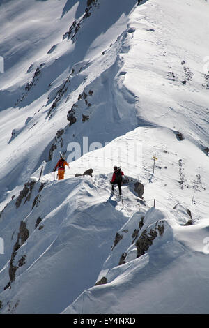 Les skieurs hors-piste en dessous de la route de Trittkopf Stuben ci-dessus du sommet du Valluga au dessus de St Anton Arlberg Autriche Banque D'Images