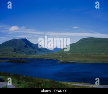 Stac Pollaidh Beag cul en arrière-plan Une Loagh sur flanc de cul Mor Lochan un ais de premier plan Knockan Crag Assynt Ecosse Banque D'Images