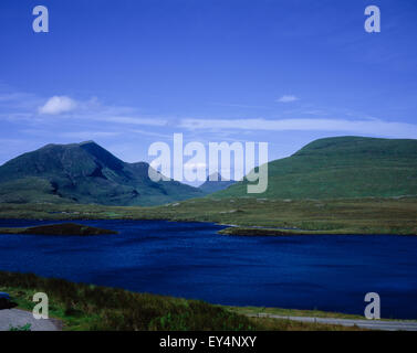 Stac Pollaidh Beag cul en arrière-plan Une Loagh sur flanc de cul Mor Lochan un ais de premier plan Knockan Crag Assynt Ecosse Banque D'Images